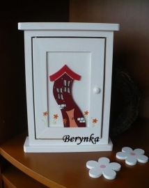 Dřevěná skříňka na klíče s domkem