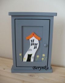 Dřevěná skříňka na klíče s domkem
