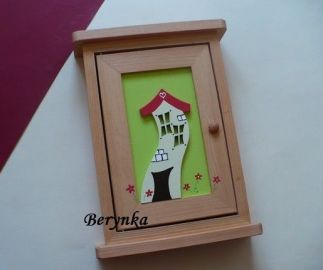 Dřevěná skříňka na klíče s domkem
