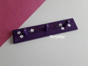 Dřevěný věšák s kytičkami