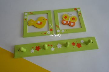 Dřevěný věšák s kytičkami