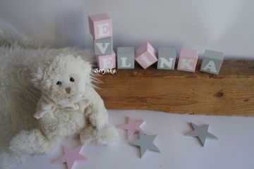 Dřevěné kostičky růžovo-šedé