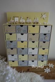 Adventní kalendář šedo-žlutý s mašinkou