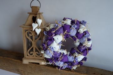 Věnec z levandulových pytlíčků
