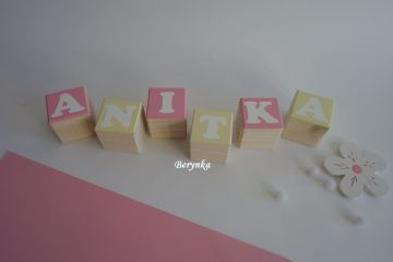 Dřevěné kostičky růžovo-žluté