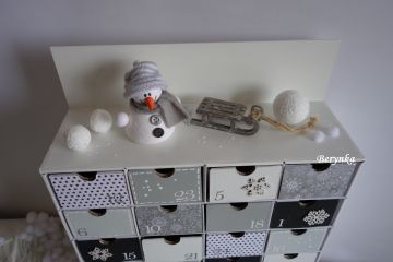 Adventní kalendář bílo-šedý se sněhuláčkem a sáňkami