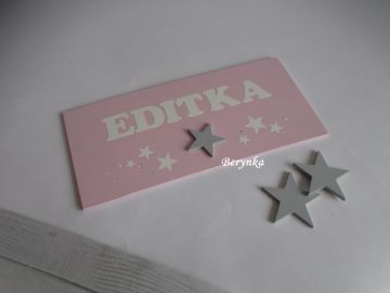 Světle šedá s pudrově růžovou