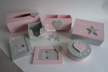 Světle šedá s pudrově růžovou