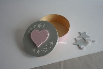 Světle šedá s pudrově růžovou