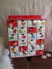 Adventní kalendář s dřevěnými obrázky a mašinkou