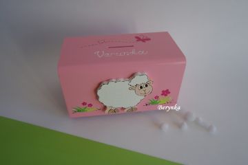 Dřevěná pokladnička s ovečkou