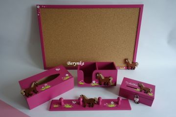 Dřevěné dekorace - malinové s koníkem