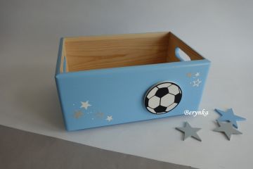 Dřevěná bedýnka s fotbalovým míčem