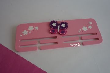 Věšák na medaile s motýlkem