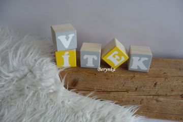 Dřevěné kostičky šedo-žluté