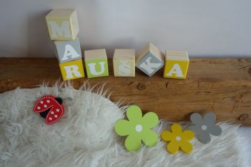 Dřevěné kostičky šedo-žluté