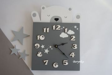 Dřevěné hodiny s medvědem