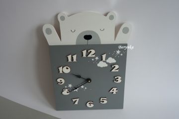 Dřevěné hodiny s medvědem