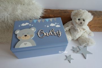 Dřevěná bedýnka s vyřezaným jménem a medvědem v nordic stylu