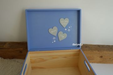 Dřevěná bedýnka s vyřezaným jménem a medvědem v nordic stylu