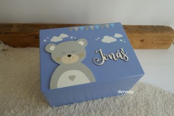 Dřevěná bedýnka s vyřezaným jménem a medvědem v nordic stylu