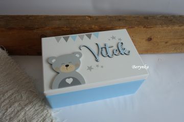 Dřevěná bedýnka s vyřezaným jménem a medvědem v nordic stylu