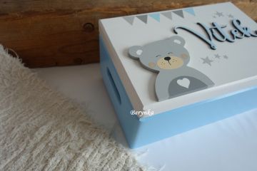 Dřevěná bedýnka s vyřezaným jménem a medvědem v nordic stylu