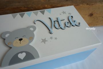 Dřevěná bedýnka s vyřezaným jménem a medvědem v nordic stylu