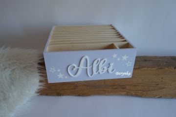 Albi pořadač s vyřezaným nápisem