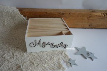 Albi pořadač s vyřezaným nápisem