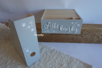 Albi pořadač s vyřezaným nápisem