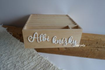 Albi pořadač s vyřezaným nápisem