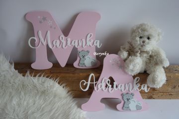 Dřevěné písmeno se jménem a medvídkem se srdíčkem