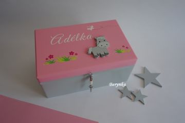 Dřevěná bedýnka se jménem a koníkem