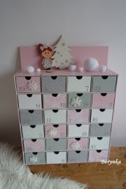 Adventní kalendář růžovo-šedý s holčičkou