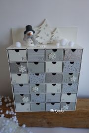 Adventní kalendář bílo-šedý se sněhulákem