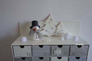 Adventní kalendář bílo-šedý se sněhulákem