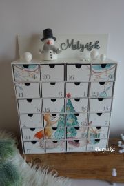 Adventní kalendář bílo-šedý se sněhulákem