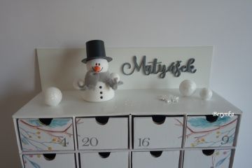 Adventní kalendář bílo-šedý se sněhulákem