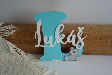 Dřevěné písmeno se jménem a medvídkem