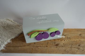 Dřevěná pokladnička se švestkami