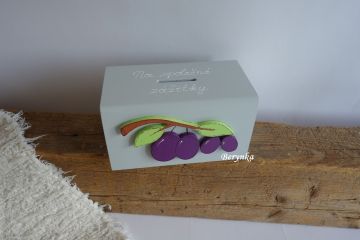 Dřevěná pokladnička se švestkami