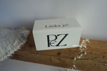 Svatební pokladnička s monogramem podle oznámení