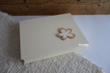 Krabička s nepravidelnou kytičkou