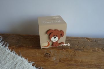 Dřevěná pokladnička se štěňátkem