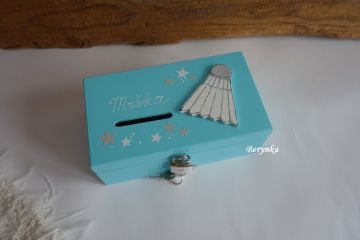 Dřevěná pokladnička s badmintonovým míčkem