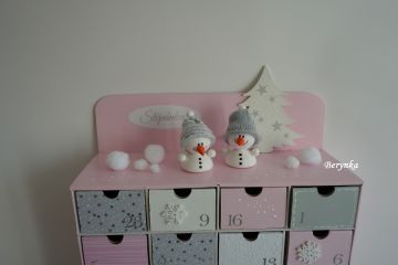 Adventní kalendář pudrově růžový se sněhuláky
